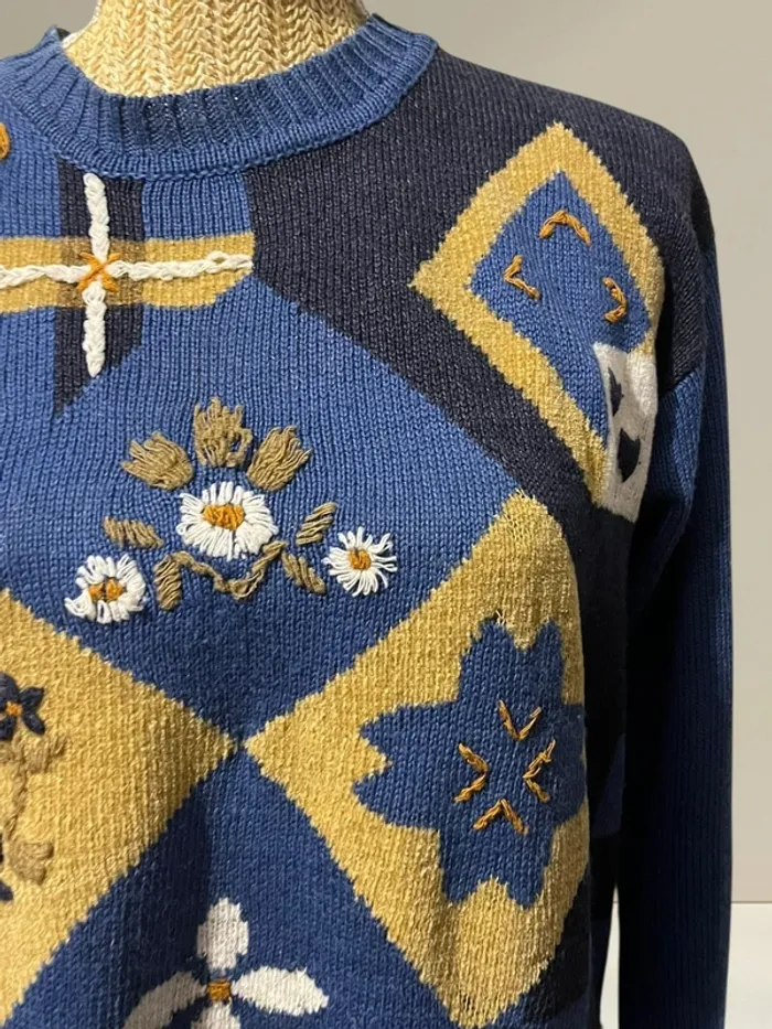 Pull vintage bleu avec broderies fleuries – Taille L– Style rétro - photo numéro 2