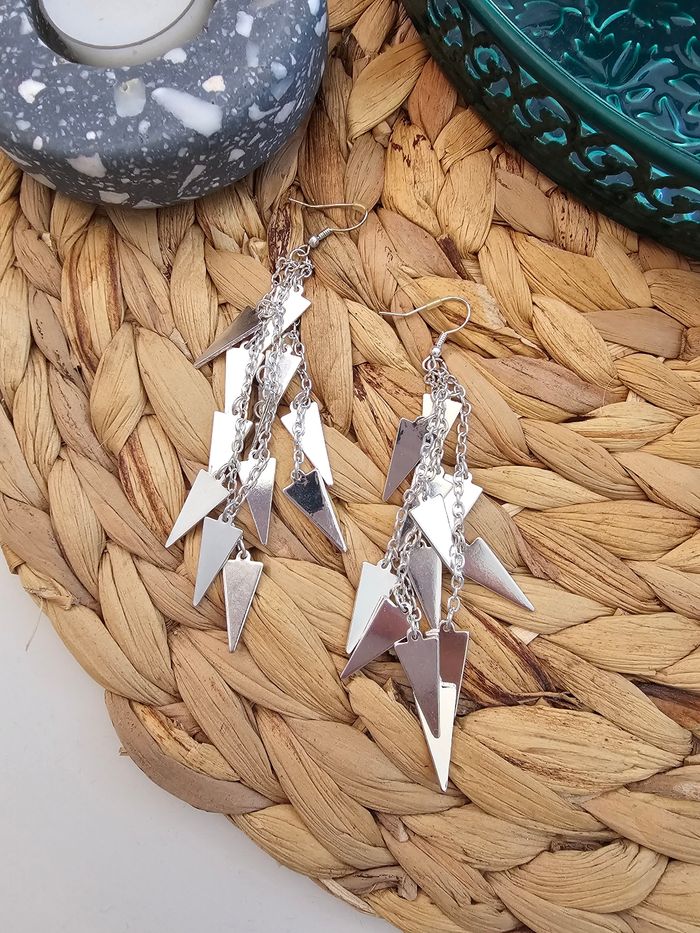 Jolie paire de boucles d'oreilles fantaisie argentées