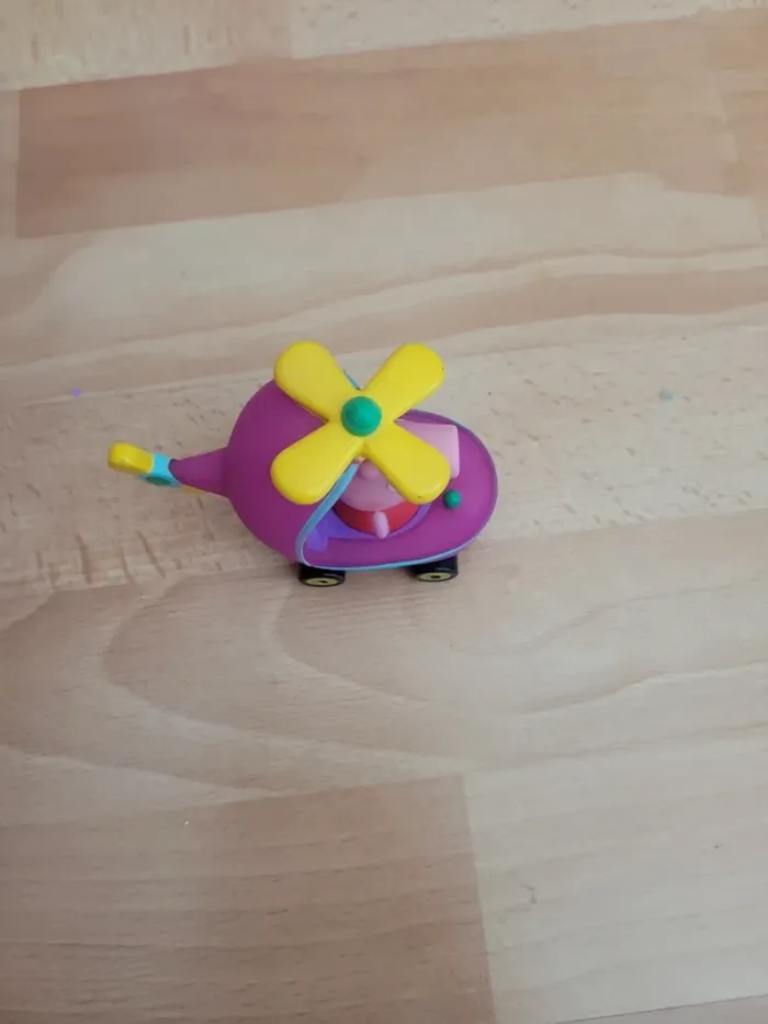 Petite figurine peppa pig avec roulettes - photo numéro 4