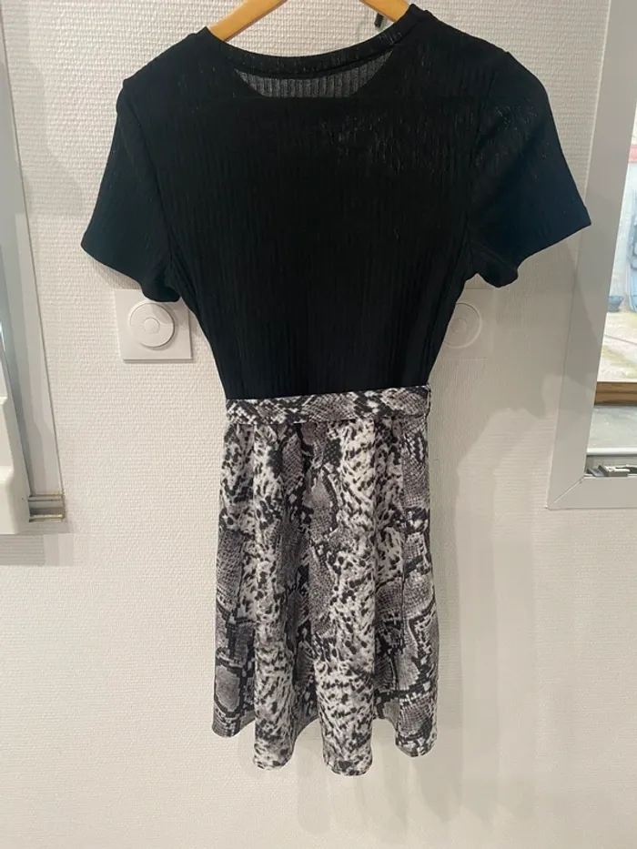 Robe noire et blanc coton et serpent - photo numéro 4