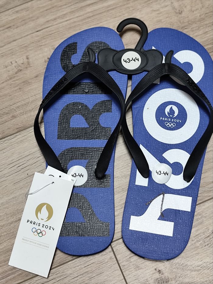Lot baskets Ellesse et tongs Paris 2024 neuves T 43 - photo numéro 3