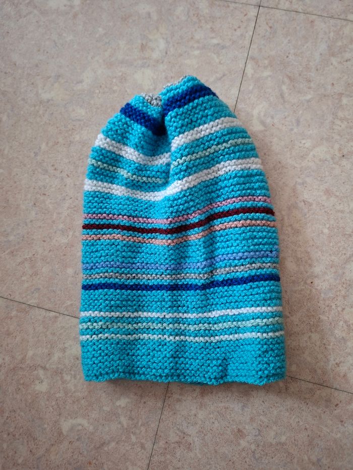 Bonnet tricoté rayé bleu