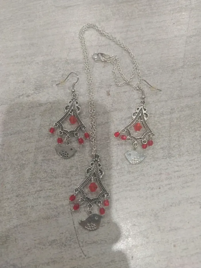 Ensemble collier et boucle d'oreille oiseau et perle rouge