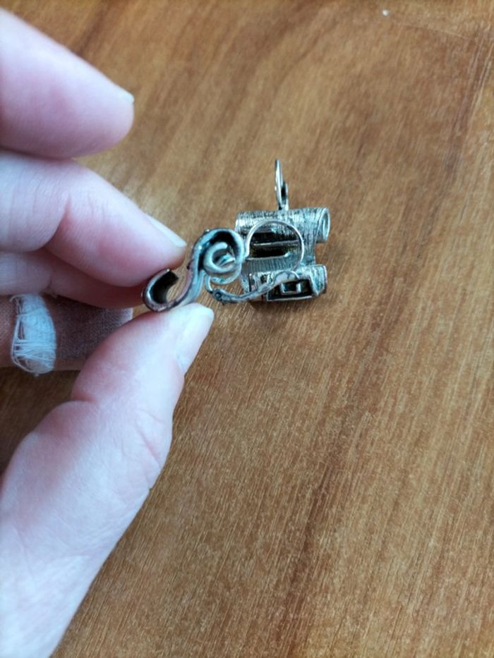 Boucles d'oreilles dormeuses en métal argenté avec une pointe de vert - photo numéro 3