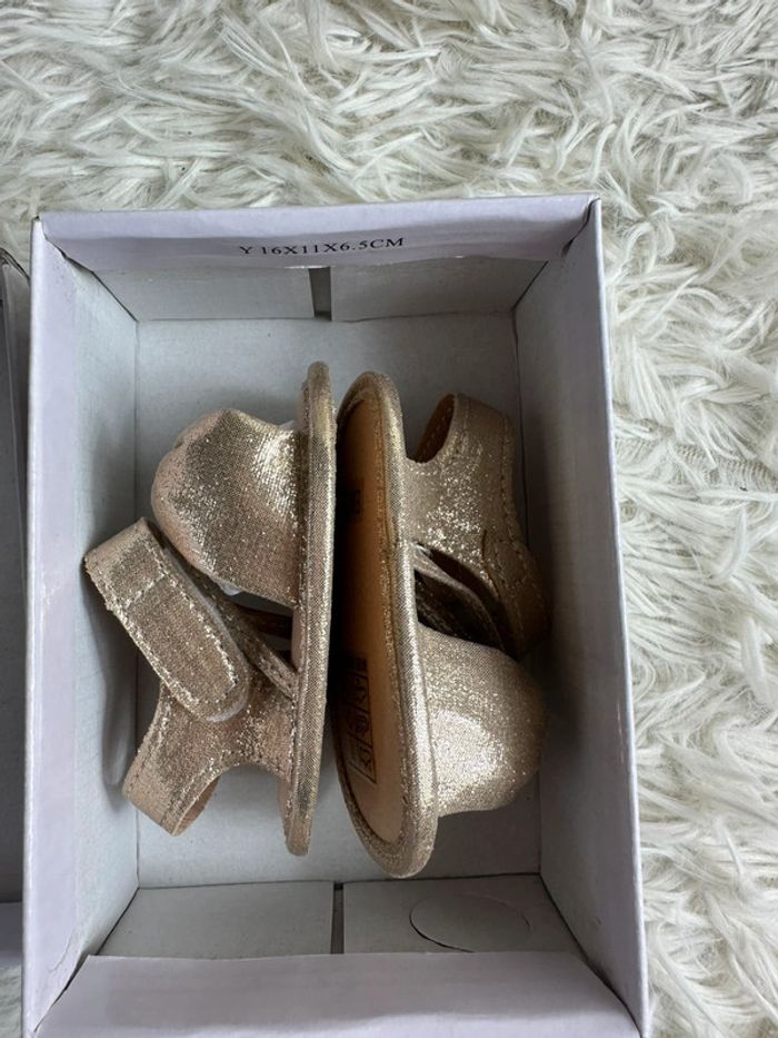 Paire de sandales dorées Shein taille 16 - photo numéro 4