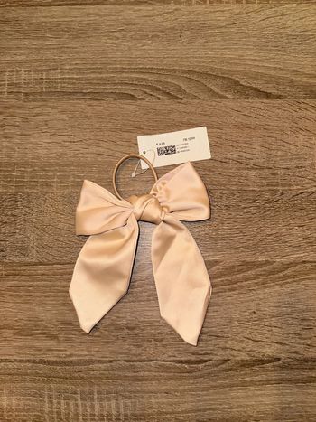 Élastique pour cheveux.