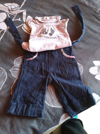 Pantalon large et tee shirt tape à l'oeil
