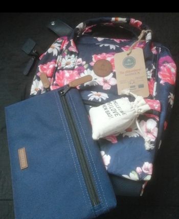 Sac a dos Cabaïa, Osaka, Neuf avec étiquette
Taille small 32x23x13cm
2 pochettes