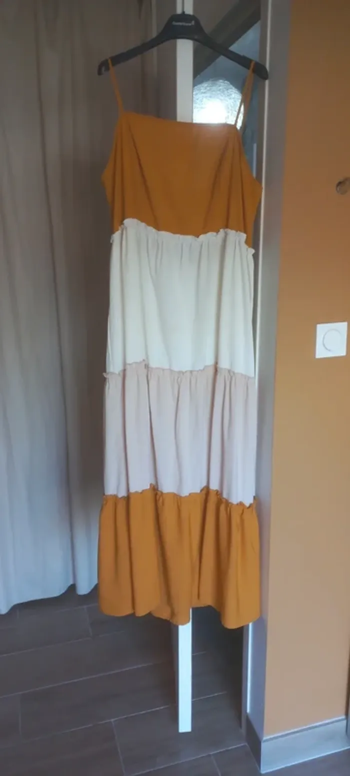 Robe moutarde neuve.