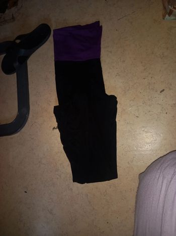 Legging court de grossesse décathlon plus d'étiquette mais c'est un 44 frisé sur le côté  de jambes