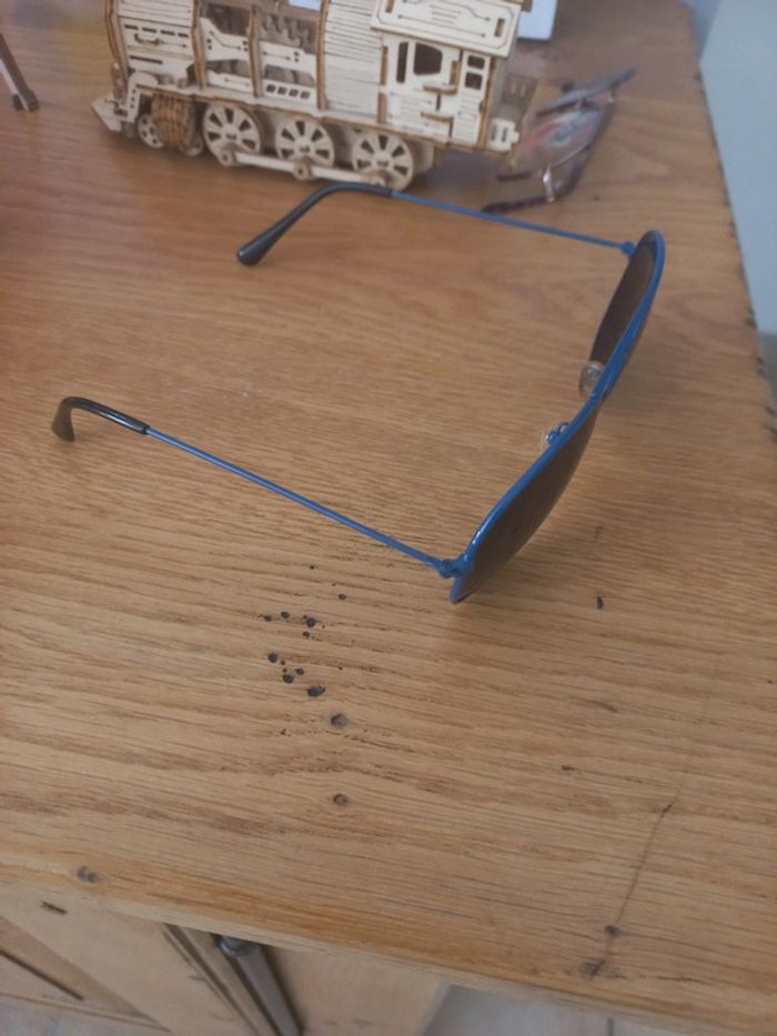 Une paire de lunettes de soleil ricard avec sa housse - photo numéro 3