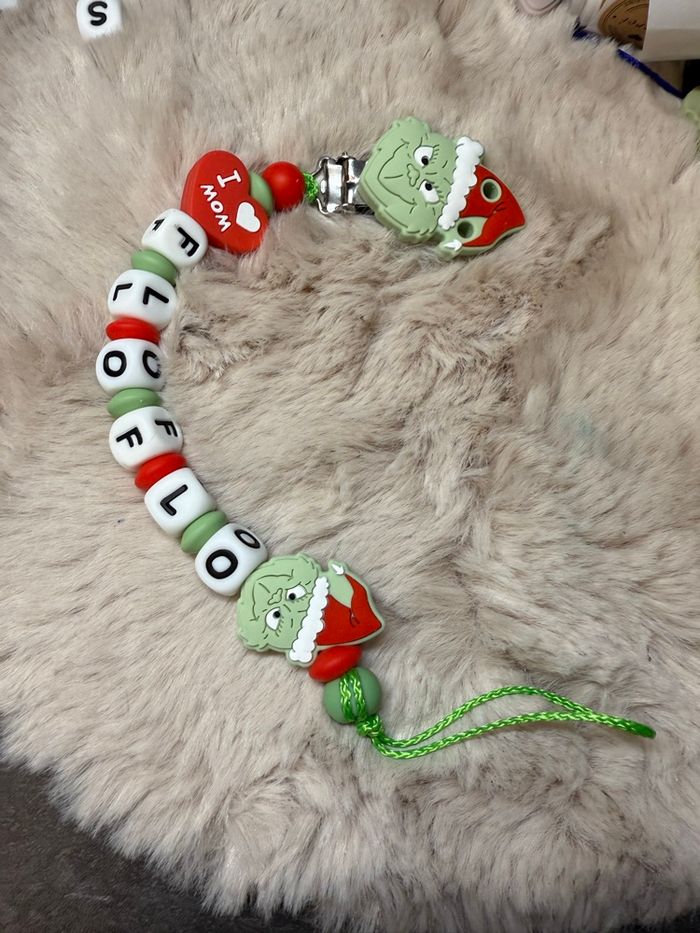 Attache tétine grinch