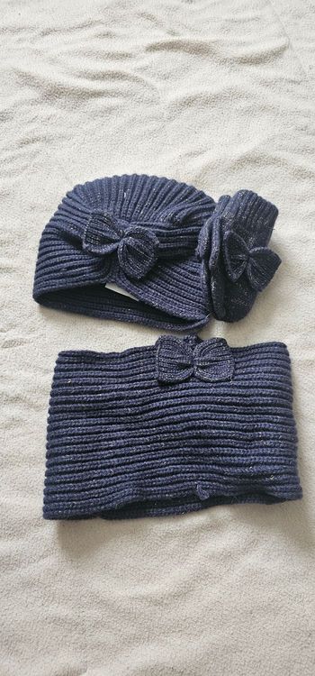 Lot bonnet snood et moufles neuf