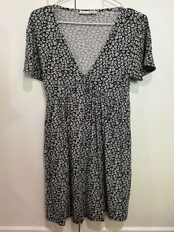 671 – robe fluide à manches courtes, col v et taille cintrée noire et fleurie blanche Pull&Bear