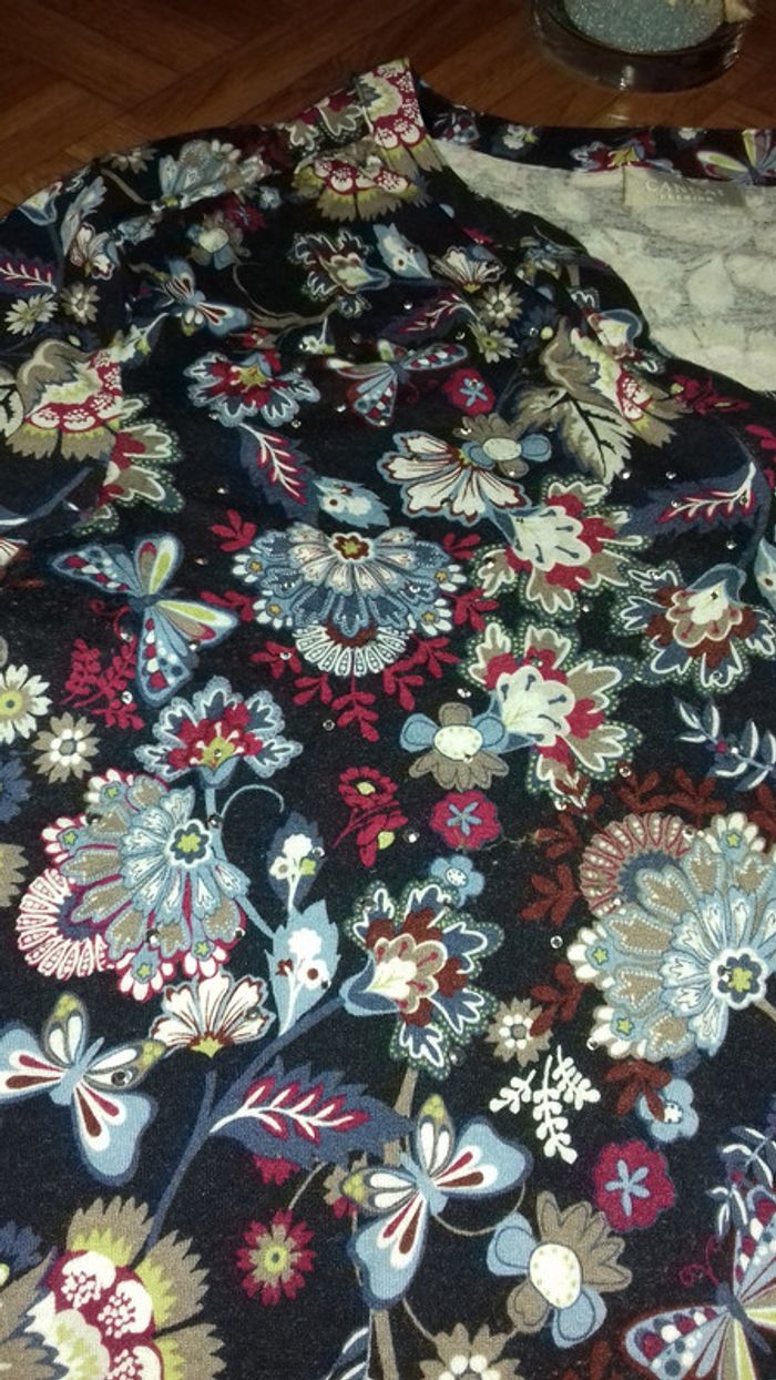 Top fleurie à brillants - photo numéro 2