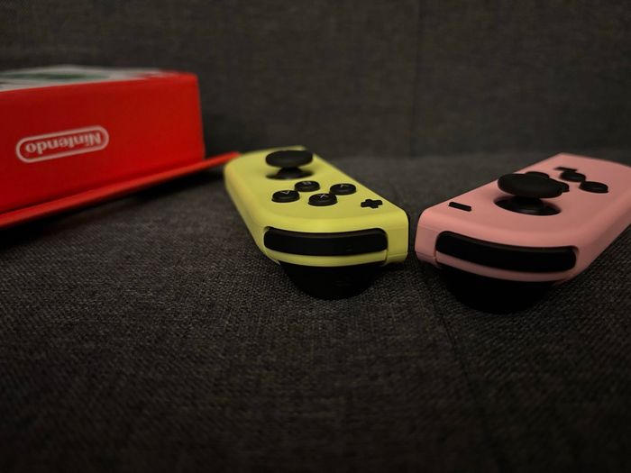 Paire de joycons rose et jaune officiels  Nintendo Switch - photo numéro 5