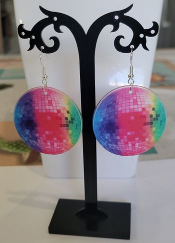 BOUCLES D'OREILLES THEME DISCO BOULE A FACETTE MULTICOLORE ! NEUF