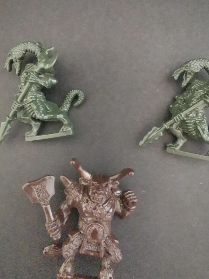 Lot de 3 figurines Dark World  - Village of Fear - photo numéro 2