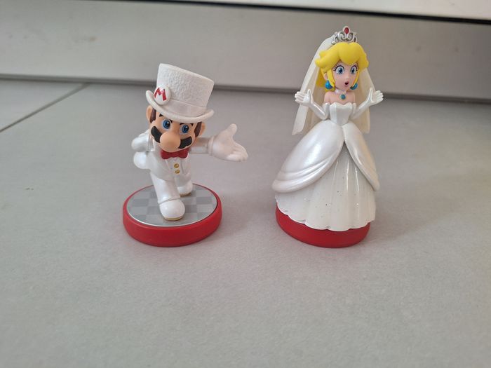 Lot 2 figurines amiibo mario et peach mariés