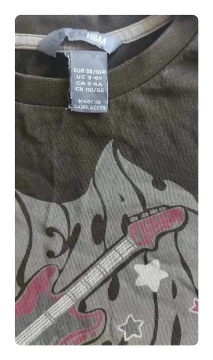 Tee-shirt kaki imprimé- look streetwear, H&M en très bon état, taille 3/4 ans - photo numéro 2