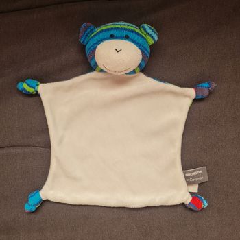 Doudou plat ours blanc et tricot bleu,vert, rouge - Orchestra
