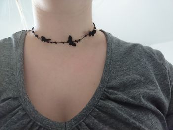 Collier noir papillon