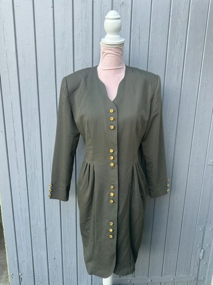 Robe chic manches longues kaki boutons dorés avec épaulettes