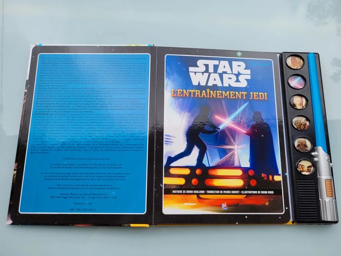 Fantastique livre Star Wars L'entrainement Jedi, sabre laser lumineux et voix du film - photo numéro 2