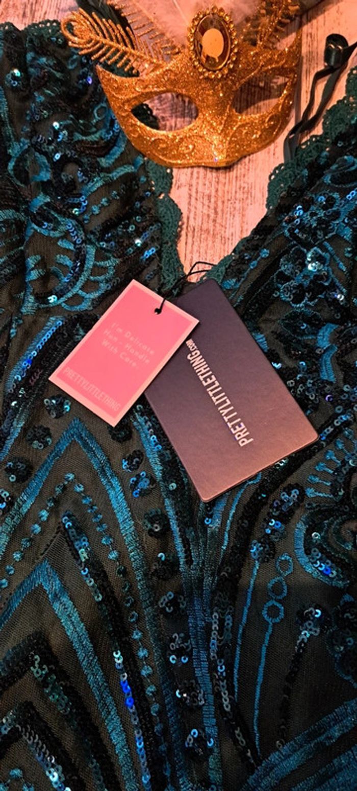 Robe moulante vert émeraude à sequins et ourlet dentelle volanté - photo numéro 9