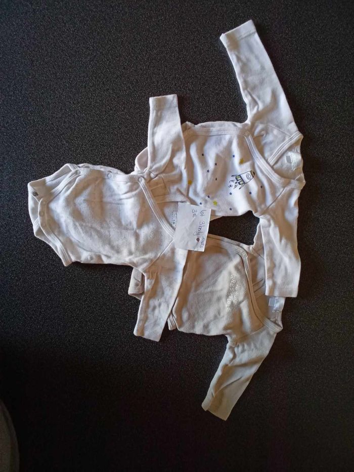 Lot de vêtements bébé 1 mois - photo numéro 3