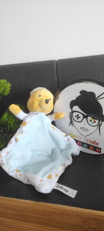 Doudou plat Winnie l'ourson the pooh bleu arc-en-ciel phosphorescent soleil Nuit