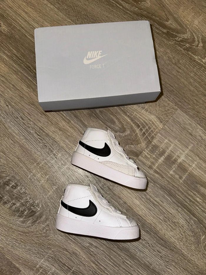 Basket montante Nike T18,5 neuve - photo numéro 3