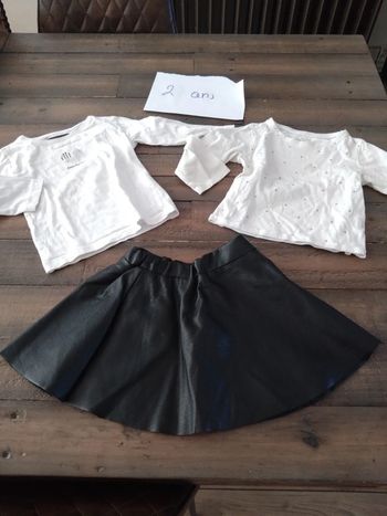 Ensemble lot t shirts et jupe simili cuir 2 ans