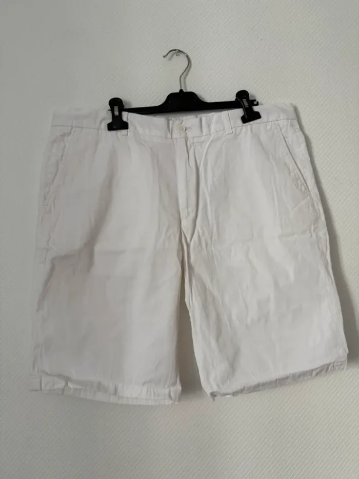 Short blanc en très bon état taille 48 briefing