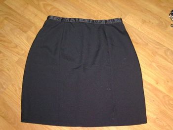 Jupe fluide légère habillée noire liseré satin S/M TBE