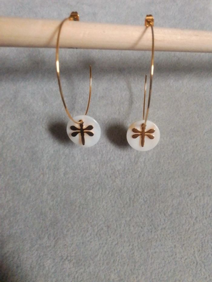 Créoles libellules et nacre blanche naturelle