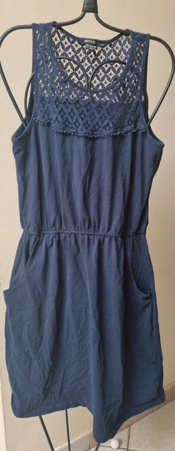 Robe bleue unie avec dentelle