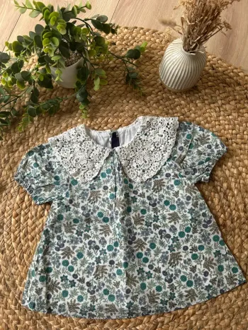Blouse fleurie col en crochet