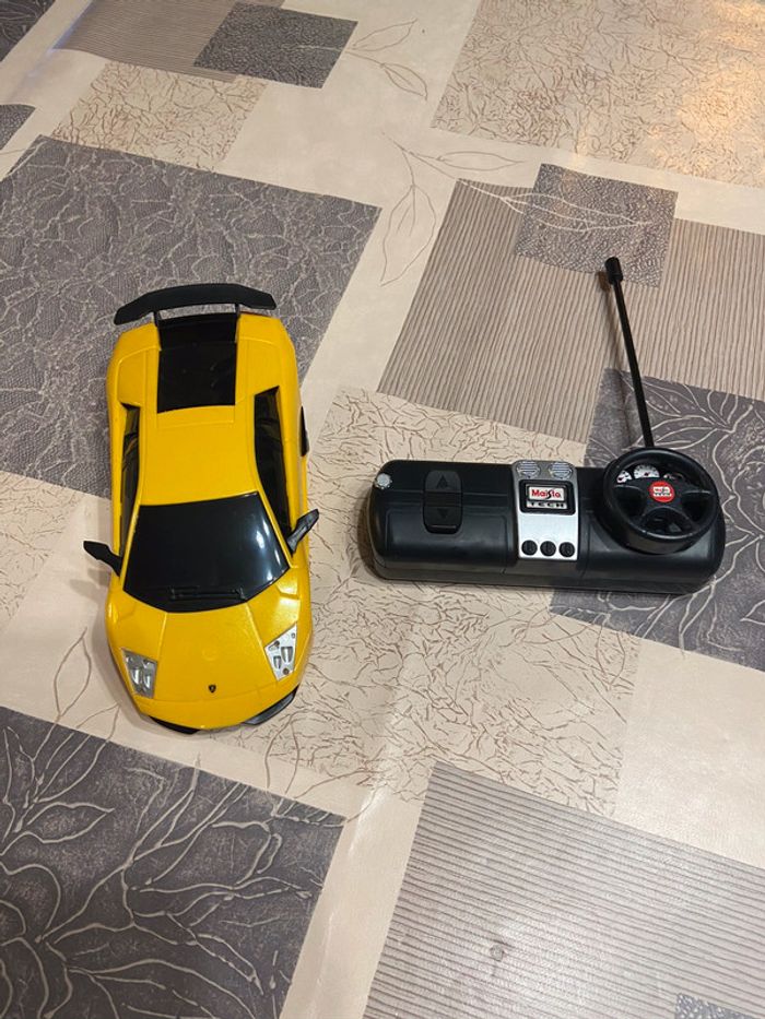 Voiture radio commandée