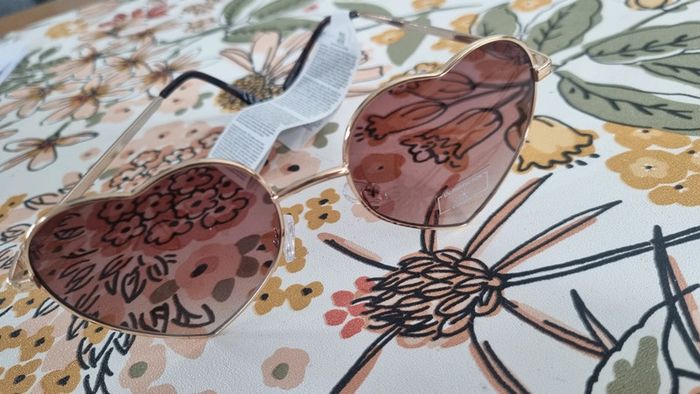 Lunette de soleil doré neuf avec étiquette en forme de cœur - photo numéro 3