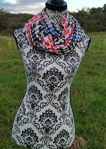 Foulard blanc à motifs pied de poule noir rouge et bleu