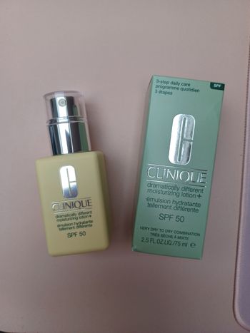 Émulsion hydratante tellement différente SPF50 Clinique