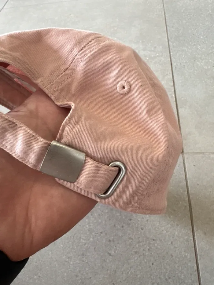 Casquette rose clair H&M, bon état mais il y a des petites traces à l'intérieur , taille 56/62 - photo numéro 4