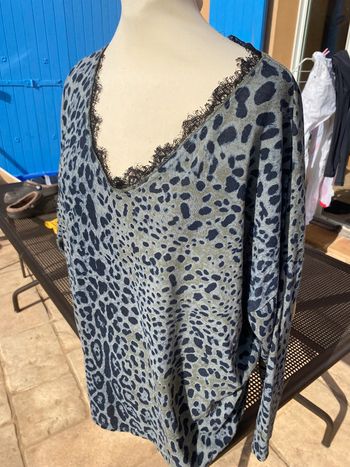 top, taille unique, imprimer léopard gris et noir, bordée de dentelle noire