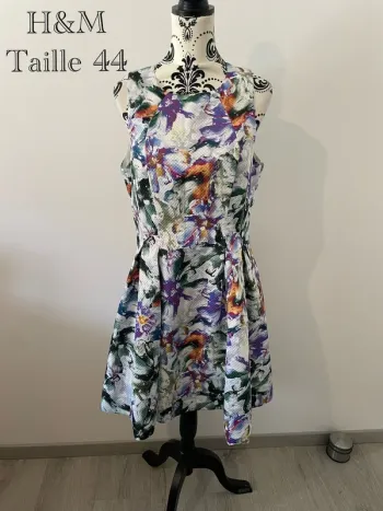 Robe chic H&M taille 44 blanc motifs violet et vert