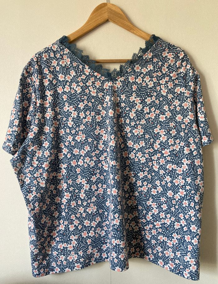 Tee-shirt fleuri encolure avec dentelle taille 54/56 - photo numéro 4