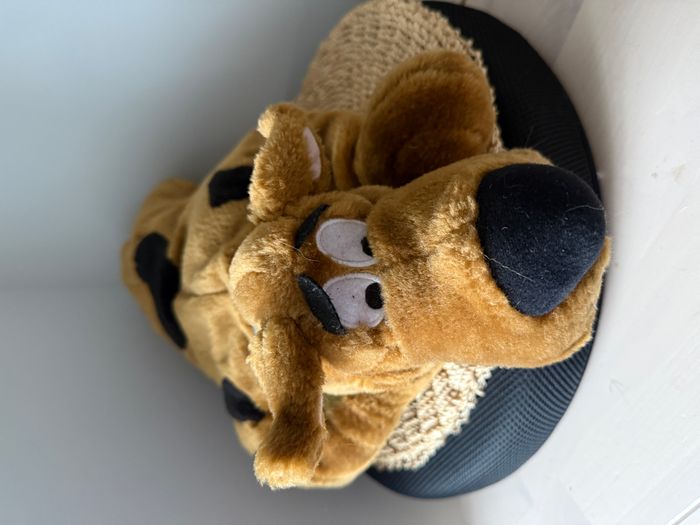 Grande peluche scooby doo interactive Parle en français et vibre quand on appuie sur une oreille