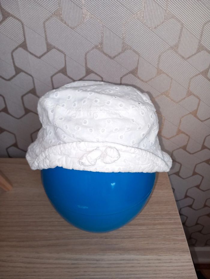 Chapeau blanc élégant TBE 6-12 mois