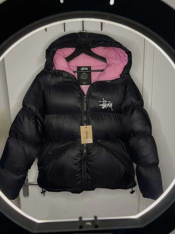 Doudoune stussy noir et rose