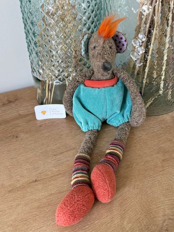 Doudou peluche souris au fond de la cour